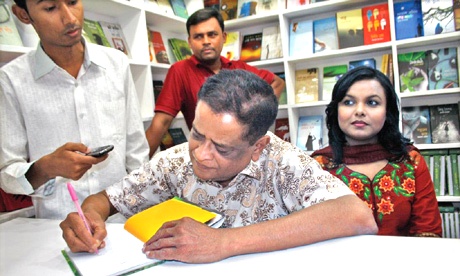 An Indian litterateur, Humayun Ahmed, signing his book at a book fair
